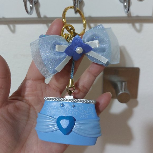 Cinderella Tokyo Disney Resort Keychain Pretty Blue Bows Purse - Picture 2 of 7